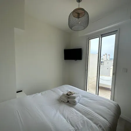 Superbe T2 En Dernier Etage Antibes