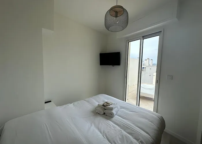 Superbe T2 En Dernier Etage Antibes